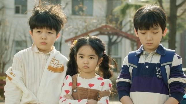 Bộ ba diễn viên nhí đã chiếm trọn trái tim khán giả ngay từng những giây phút đầu tiên. Bộ ba diễn viên nhí đã chiếm trọn trái tim khán giả ngay từng những giây phút đầu tiên.