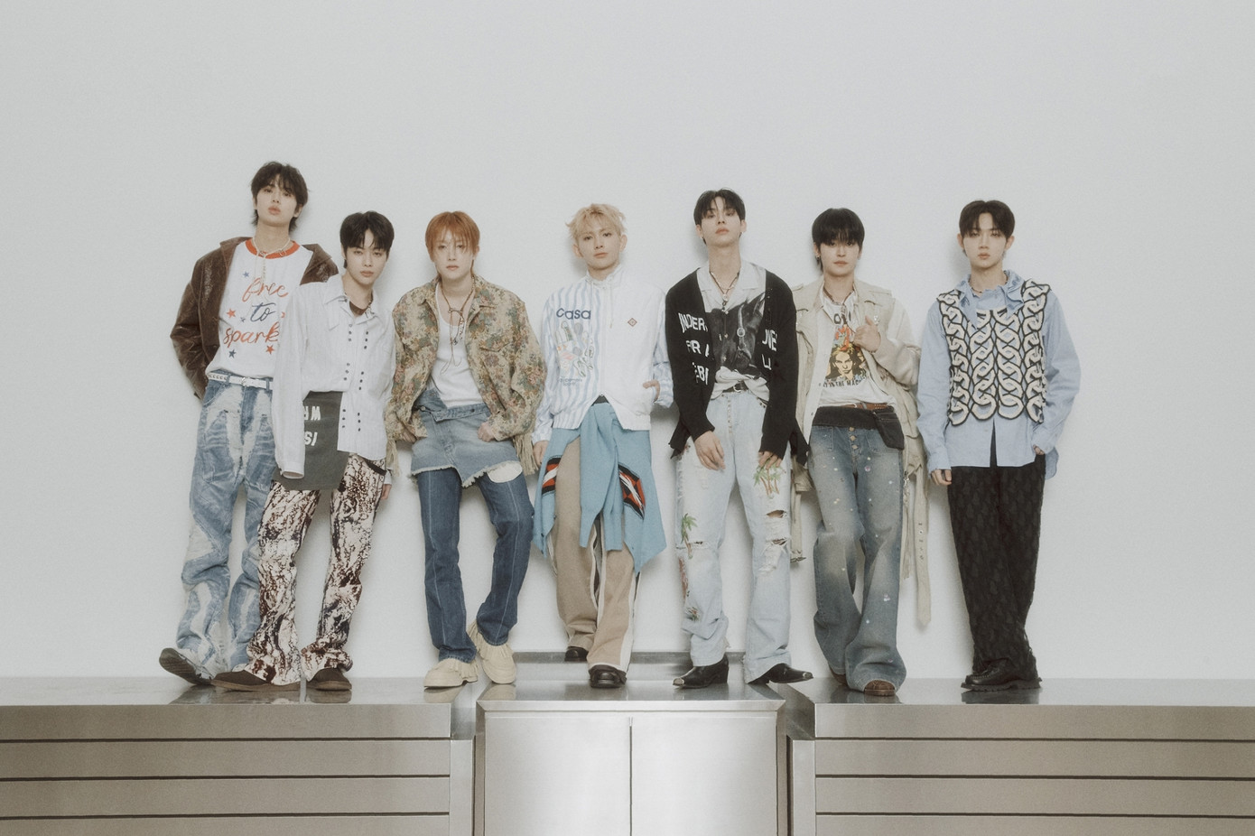 Bộ ảnh quảng bá cho Voyage được đăng tải trước đó không lâu có đầy đủ 7 thành viên, Hwarang cũng đã tham gia quay chụp MV cùng nhóm.