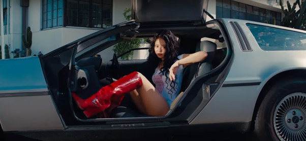 Loạt tạo hình mới đa dạng như “tắc kè hoa” của Jennie trong “Mantra”.