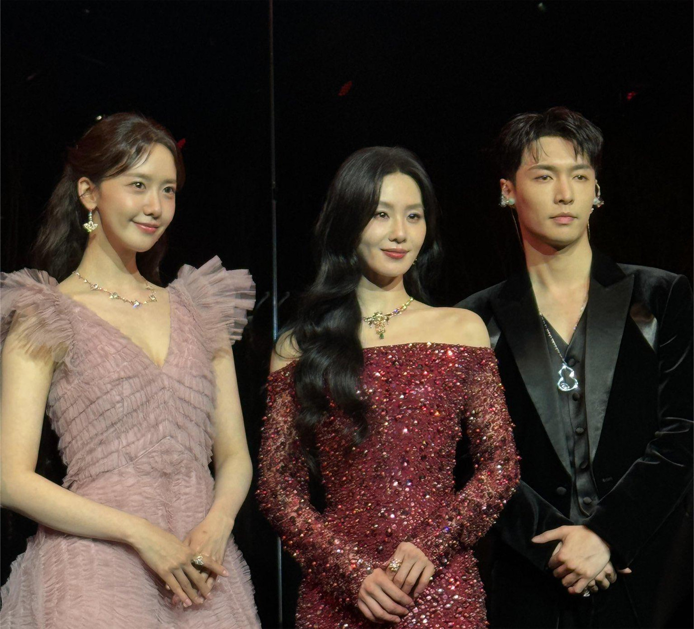 Khoảnh khắc ba ngôi sao chung khung hình khiến cõi mạng Hàn - Trung náo loạn. Khoảnh khắc ba ngôi sao chung khung hình khiến cõi mạng Hàn - Trung náo loạn.