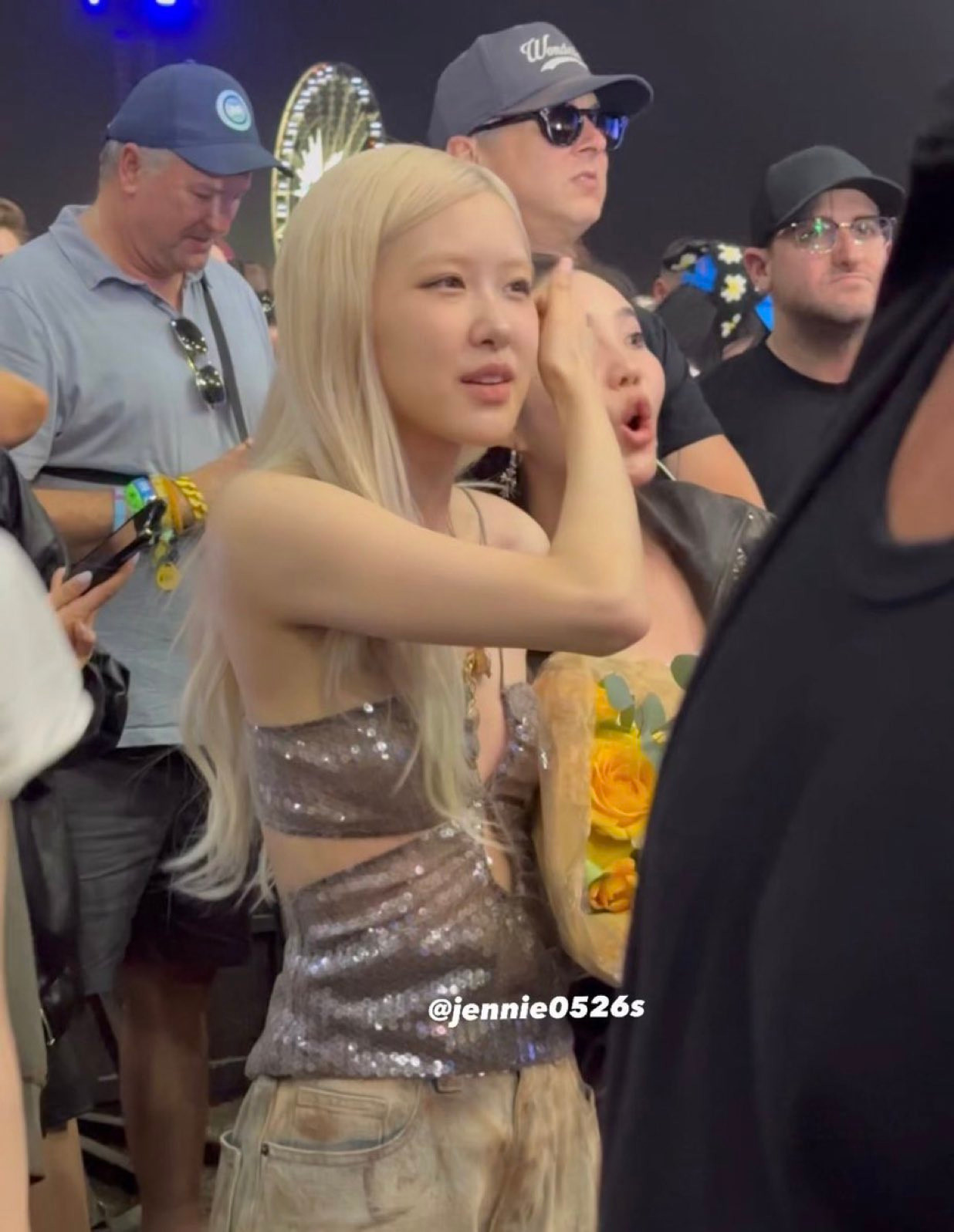 Nhiều khán giả tinh ý nhận ra Rosé đứng dưới khán đài, âm thầm cổ vũ cho người chị em thân thiết trong lần debut solo tại Coachella.