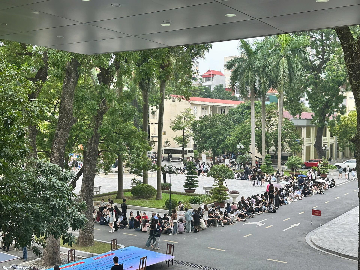 Tận mắt gặp gỡ và chụp ảnh idol ở khoảng cách gần là một trong những điều khiến fan vô cùng hào hứng. Nhiều người còn sẵn sàng xếp hàng trước 5, 6 tiếng để có thể gặp được Dương Domic. Ảnh: @motngaydeptroi._.0707