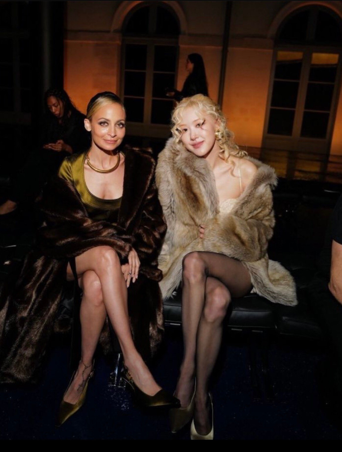 Rosé ngồi cạnh với nữ ca sĩ/ diễn viên Nicole Ricchie ở hàng ghế đầu, thu hút sự chú ý tại show diễn.