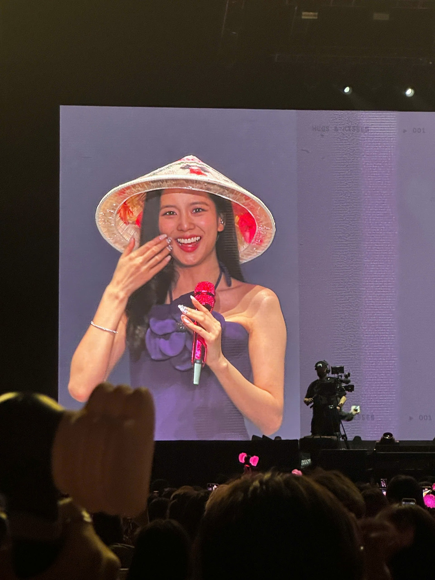 Khoảnh khắc giọng ca Earthquake đội nón lá xuất hiện trên màn hình lớn đã khiến người hâm mộ vỡ òa. Khoảnh khắc giọng ca Earthquake đội nón lá xuất hiện trên màn hình lớn đã khiến người hâm mộ vỡ òa.