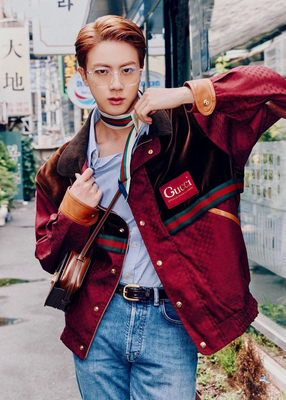 Jin diện Gucci trong bộ ảnh Season's Greetings 2021.