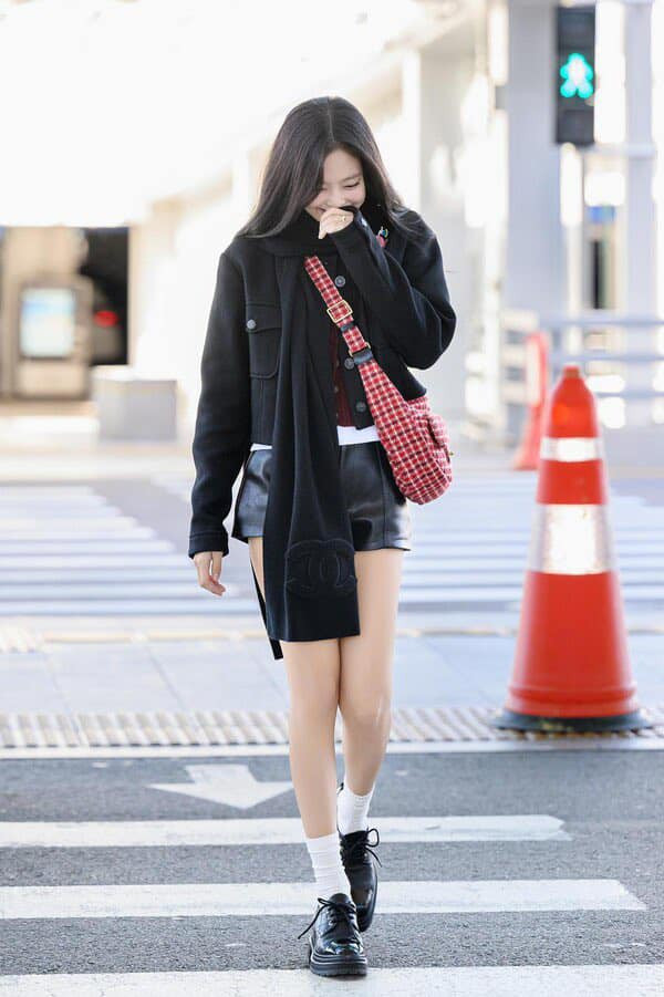 Xứng danh &quot;Chanel sống&quot;, bộ trang phục Jennie diện tại sân bay được dự đoán sẽ thành xu hướng thịnh hành trong thời gian tới.