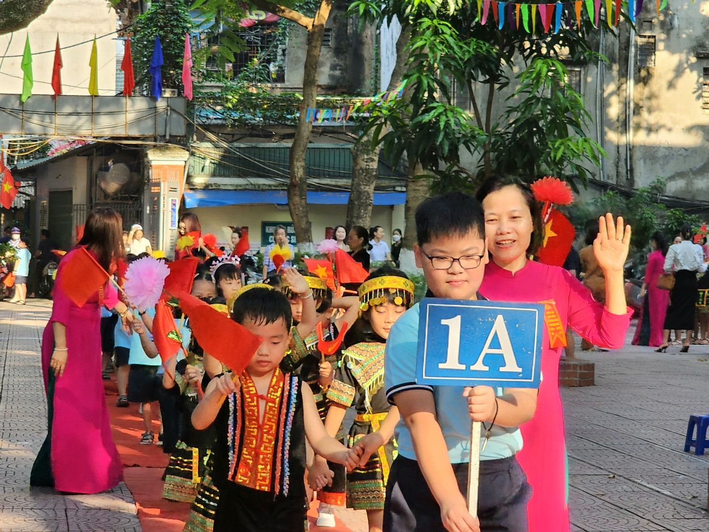 Những "em út" của hai lớp 1A và 1B được các anh chị cùng thầy cô chào đón nhiệt tình.