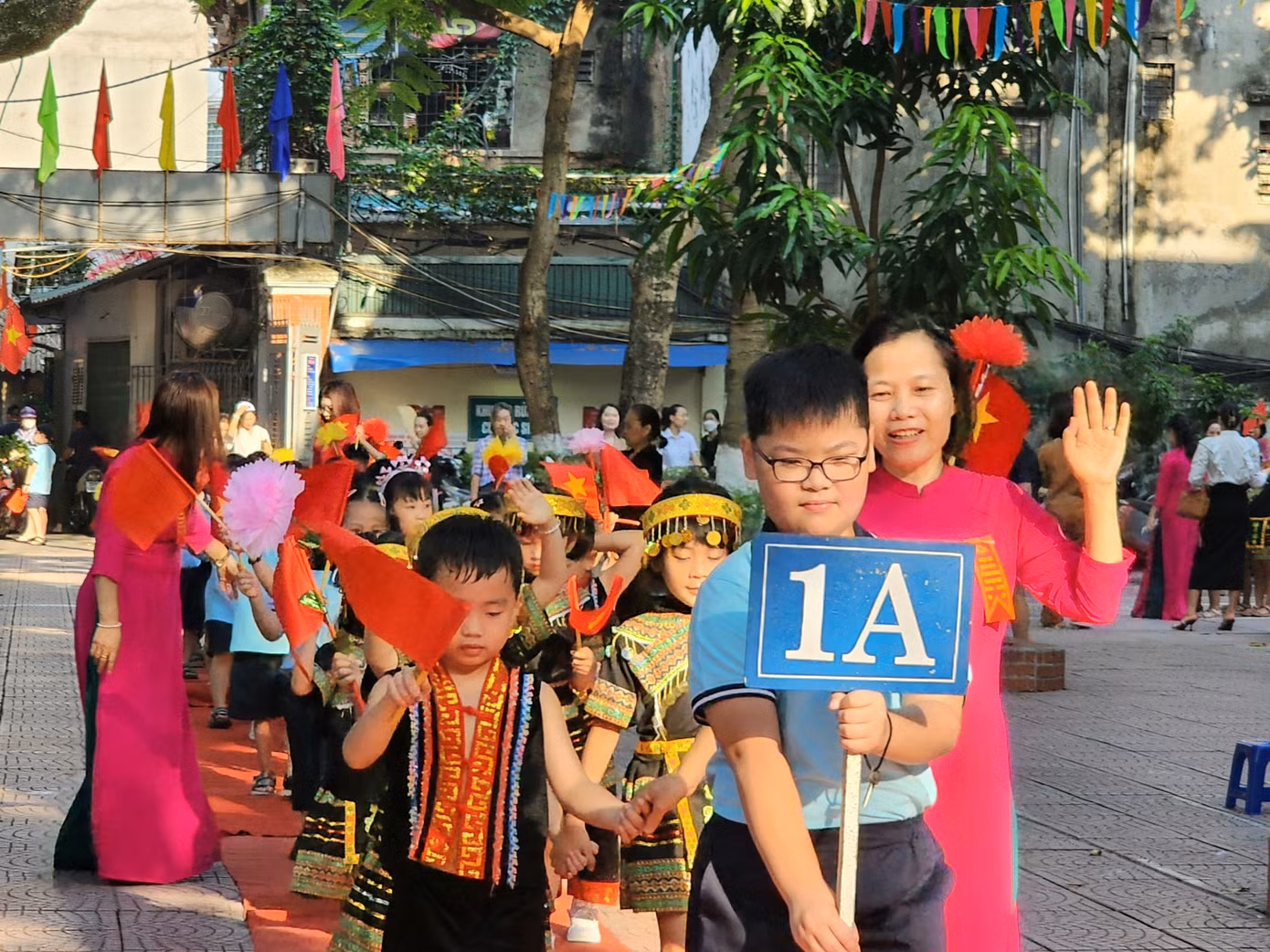 Những "em út" của hai lớp 1A và 1B được các anh chị cùng thầy cô chào đón nhiệt tình.