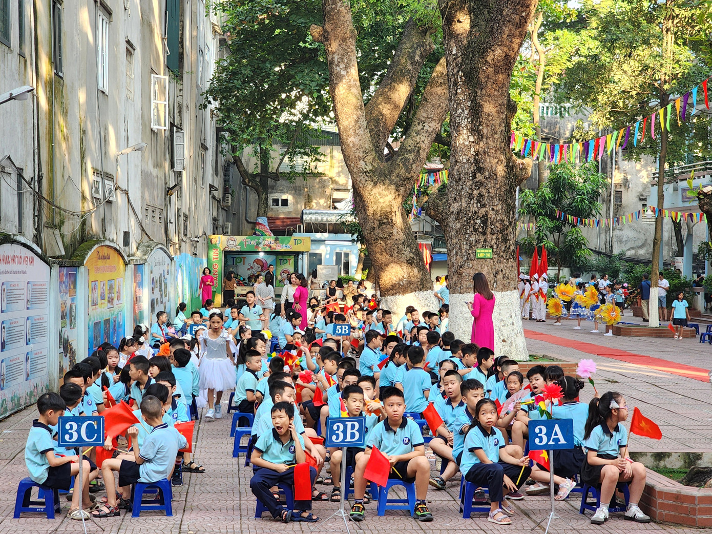 Học sinh các lớp cùng thầy cô đã đến đông đủ từ sớm, xếp hàng ngay ngắn trong tâm thế háo hức đón chờ lễ khai giảng.