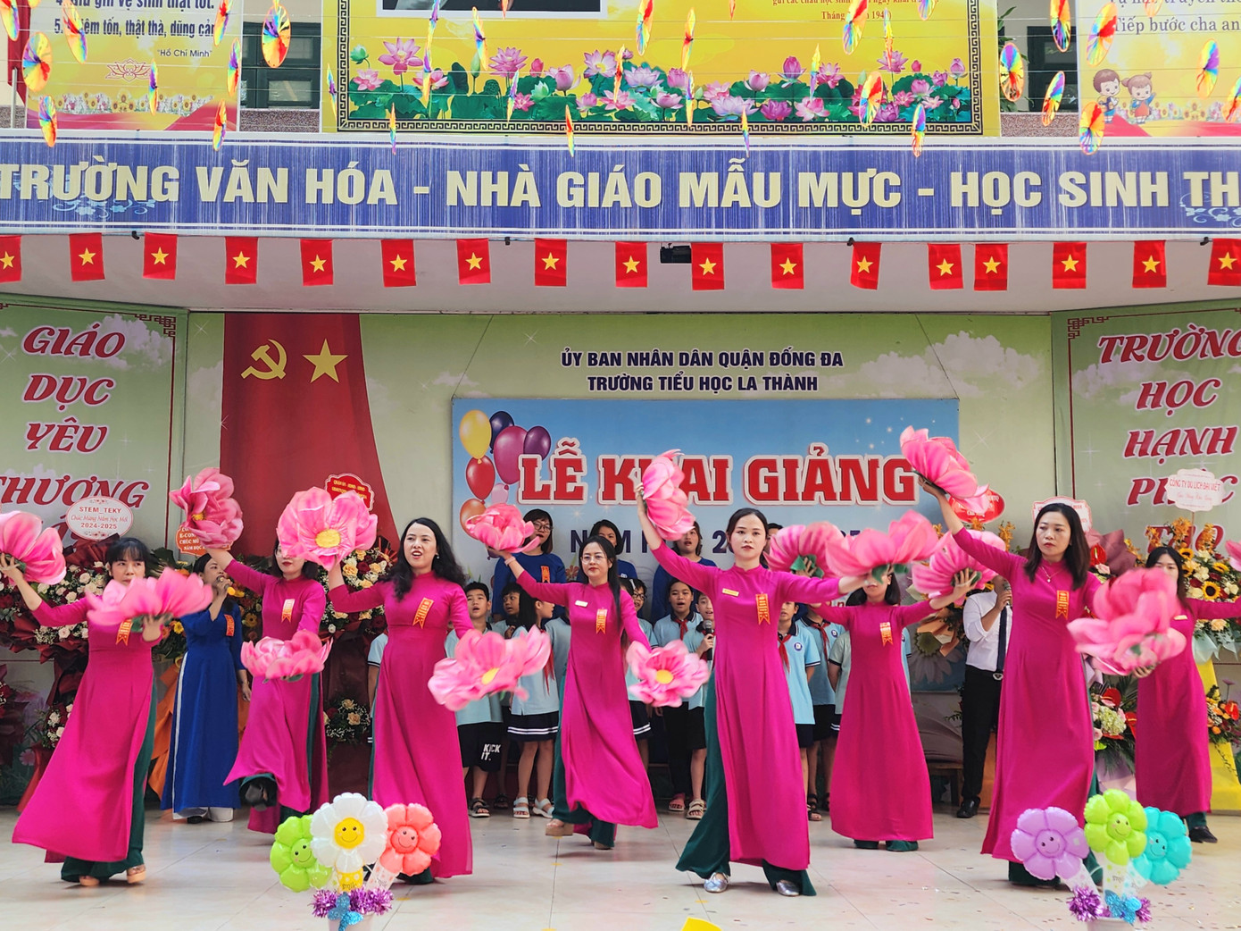 Thầy cô và trò đã mang đến những tiết mục văn nghệ được dàn dựng công phu.