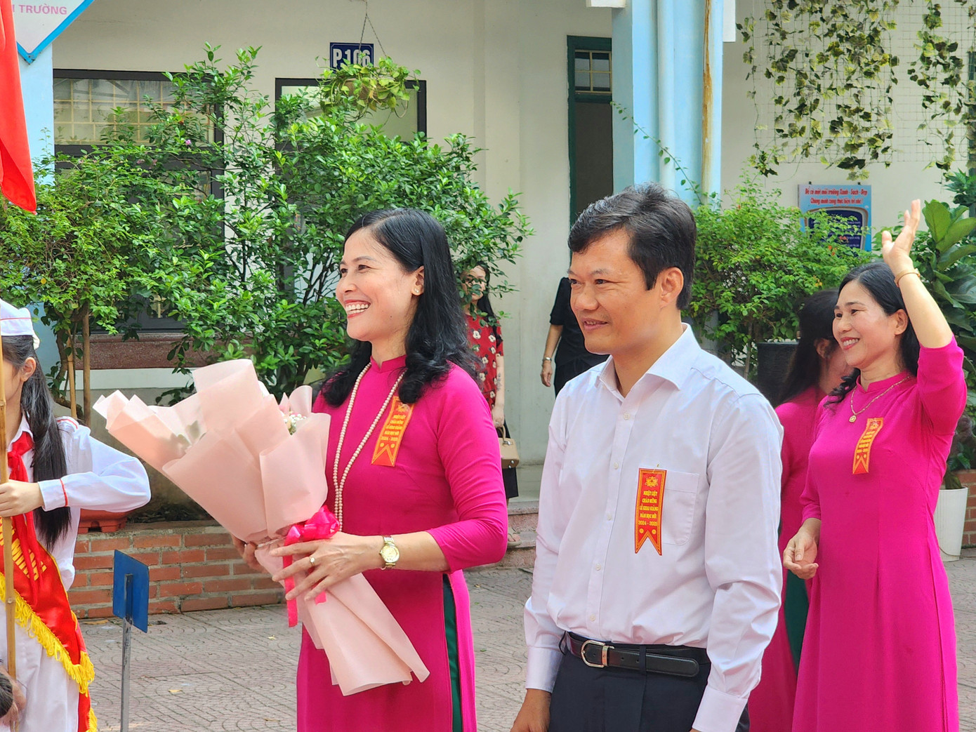 Cô Đoàn Vân Anh - Hiệu trưởng nhà trường (bên trái) cùng ông Hà Anh Tuấn - Phó Chủ tịch UBND Quận Đống Đa (bên phải) chào đón các em lớp 1 tới trường.