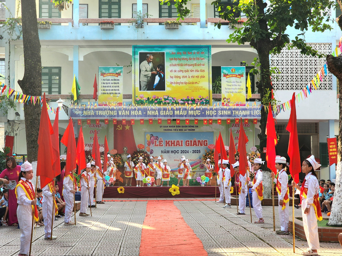 Khối hồng kỳ cùng đội trống đứng nghiêm chỉnh.