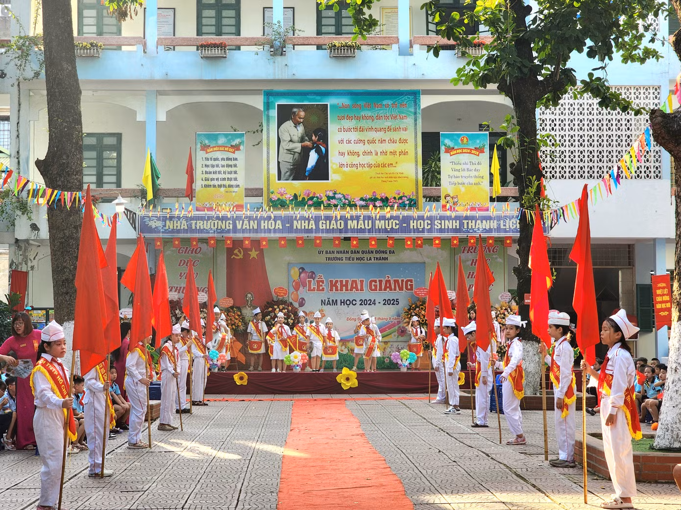 Khối hồng kỳ cùng đội trống đứng nghiêm chỉnh.