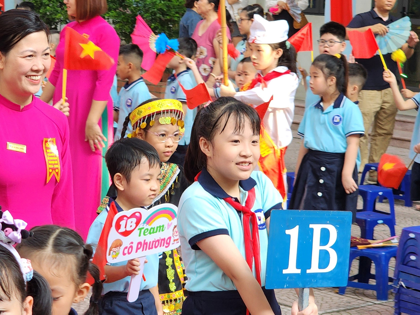 Những "em út" của hai lớp 1A và 1B được các anh chị cùng thầy cô chào đón nhiệt tình.