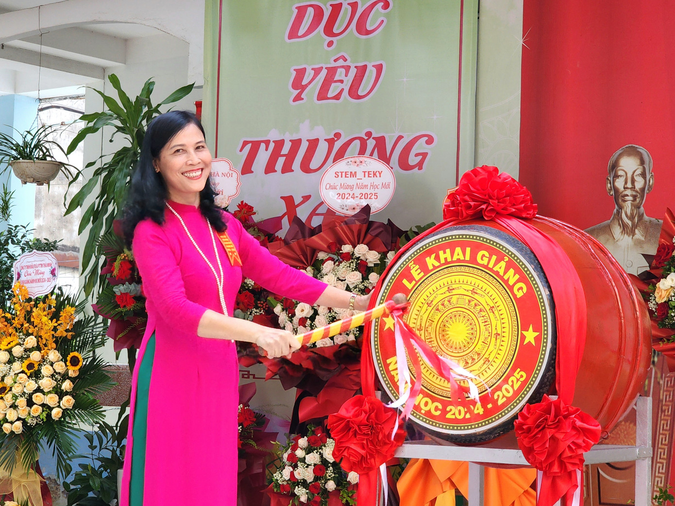 Cô Đoàn Vân Anh đánh lên những tiếng trống trường rộn rã, tuyên bố chính thức bắt đầu năm học mới 2024 - 2025.