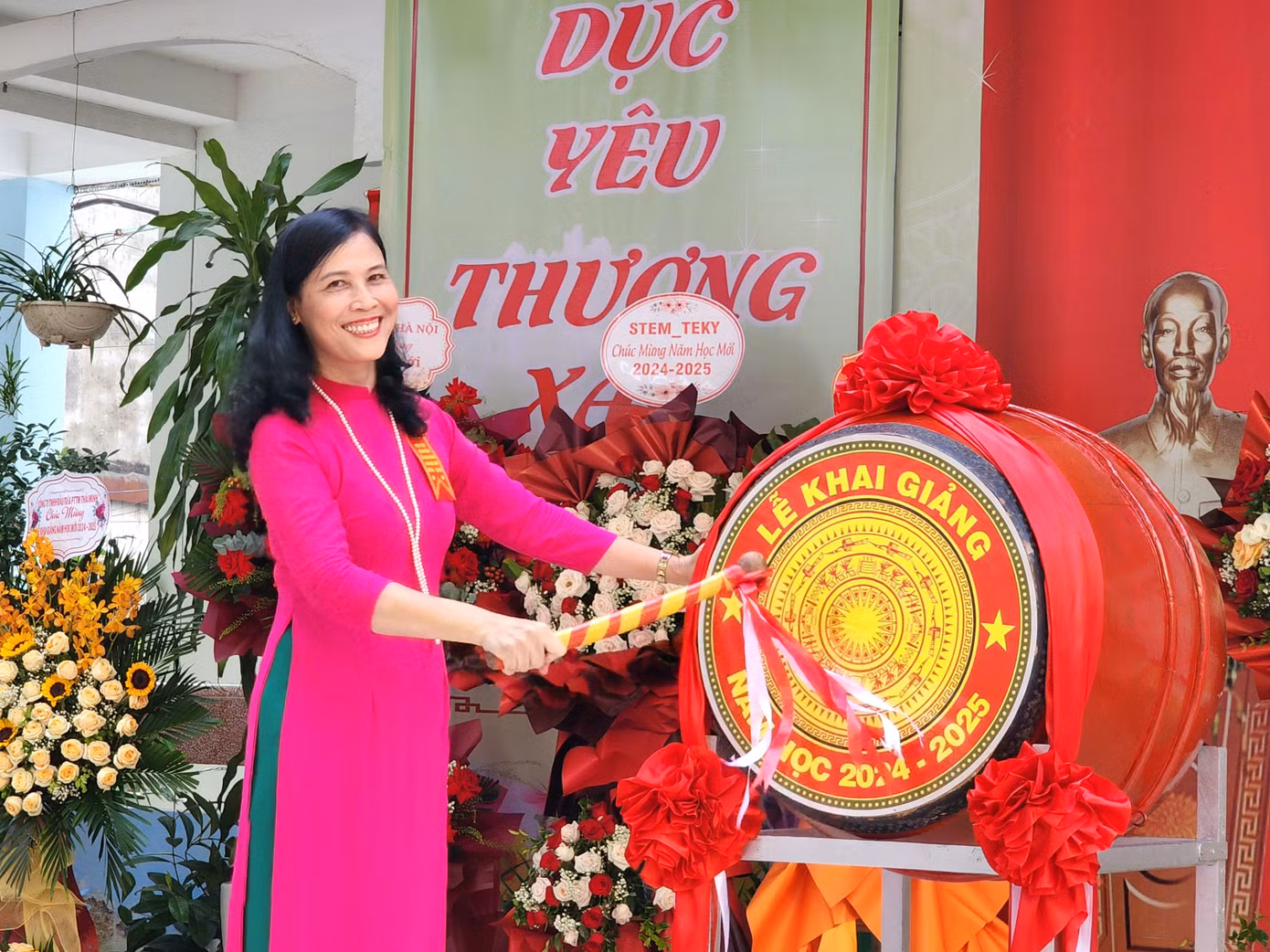 Cô Đoàn Vân Anh đánh lên những tiếng trống trường rộn rã, tuyên bố chính thức bắt đầu năm học mới 2024 - 2025.