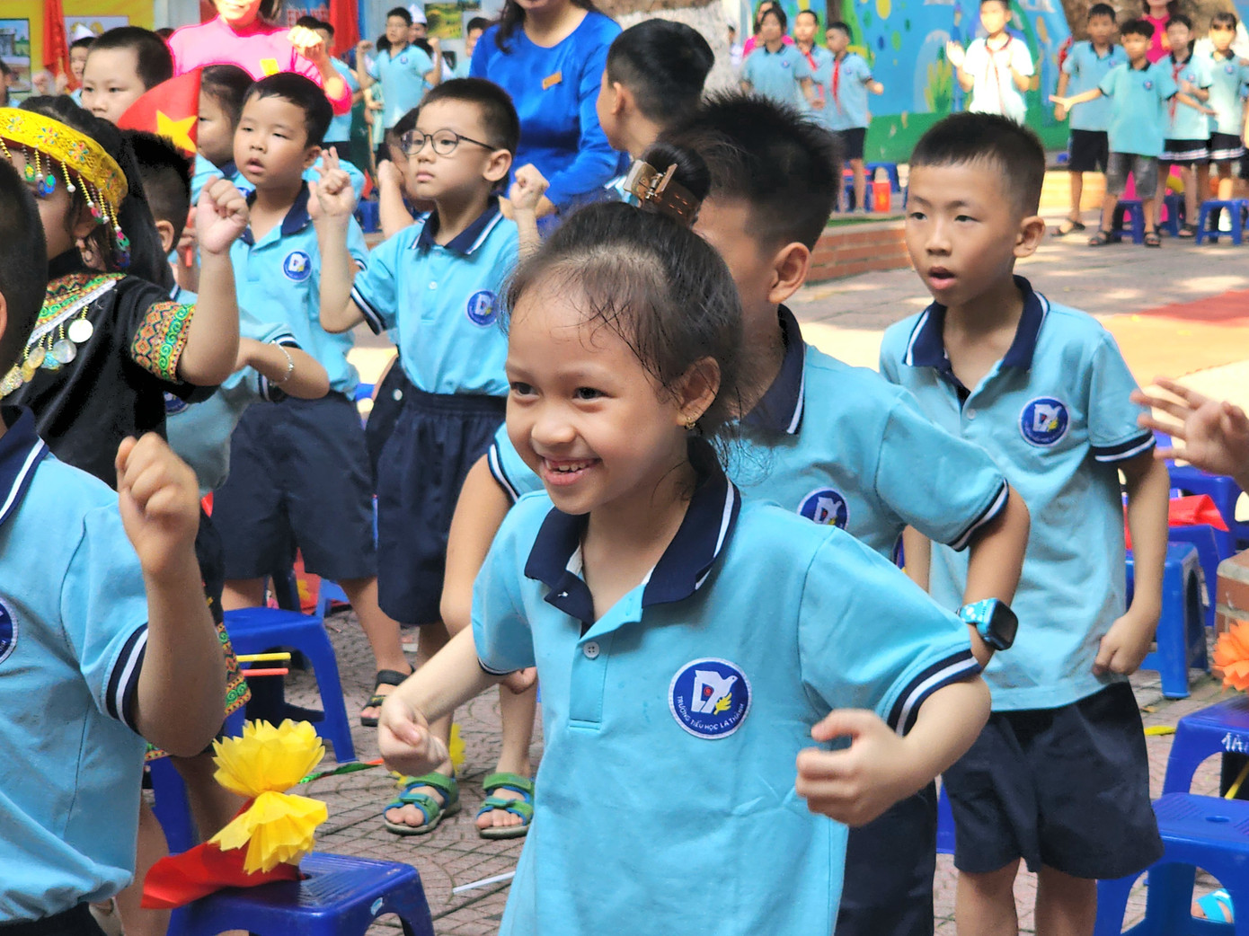 Ai nấy đều vô cùng thích thú trước những động tác dân vũ đáng yêu.