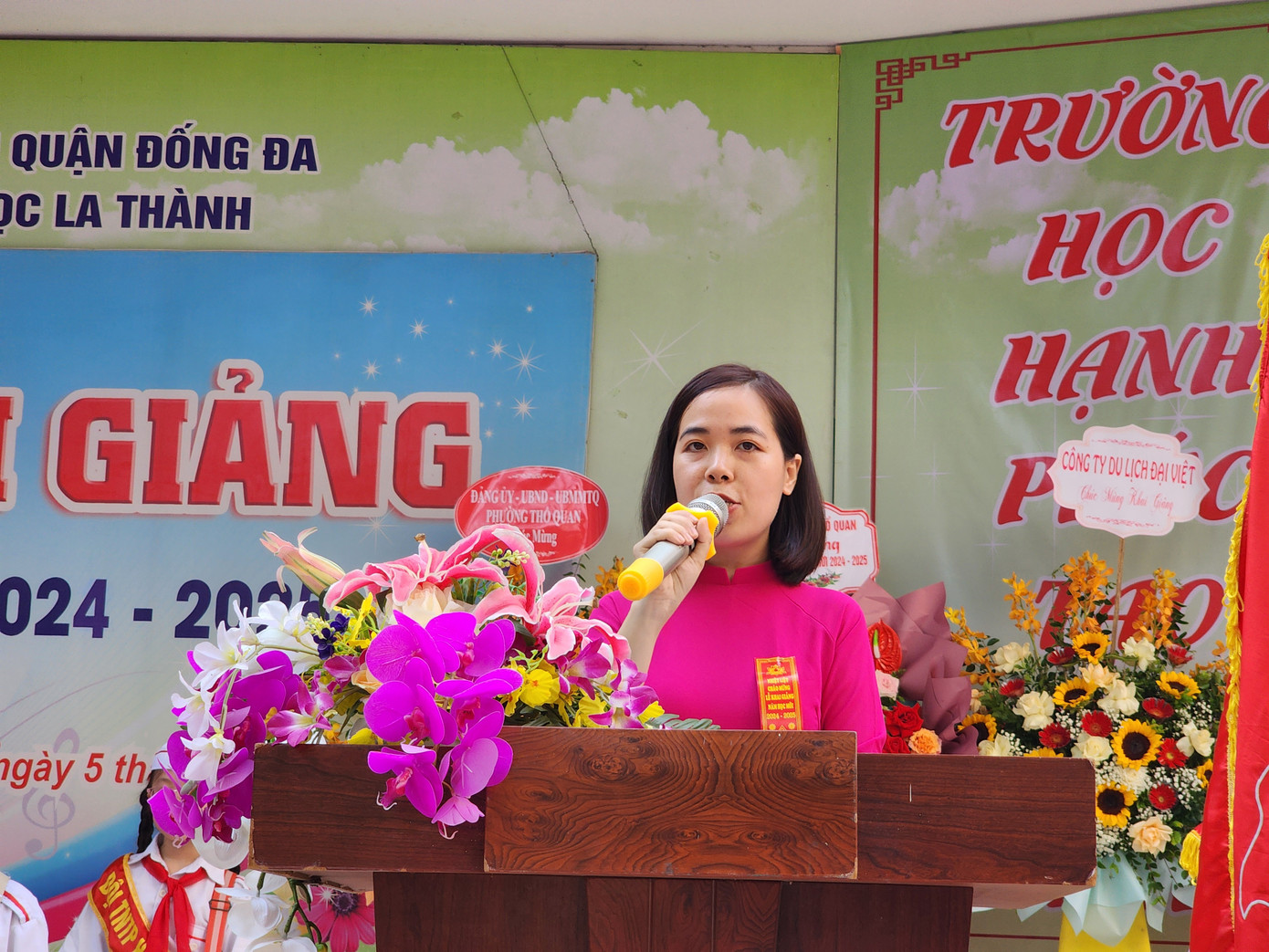 Cô Nguyễn Kim Chi - Tổng phụ trách nhà trường phát biểu mở đầu và điều phối phần lễ.