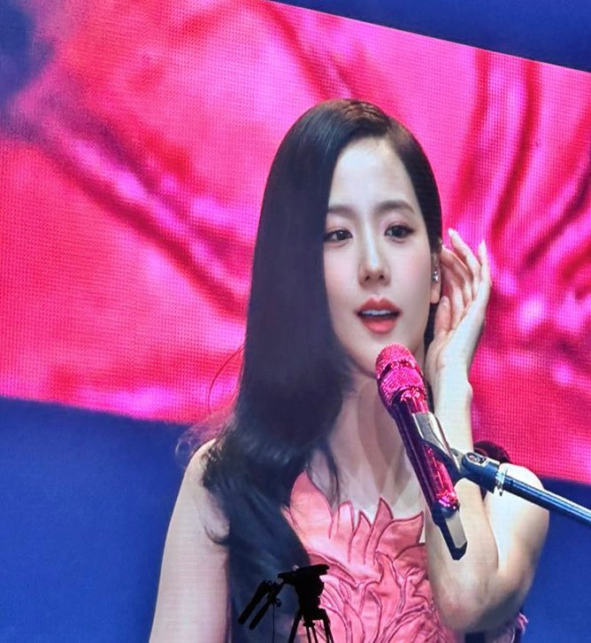 Nhan sắc chuẩn "Hoa hậu idol" của Jisoo trên màn hình LED. Nhan sắc chuẩn "Hoa hậu idol" của Jisoo trên màn hình LED.