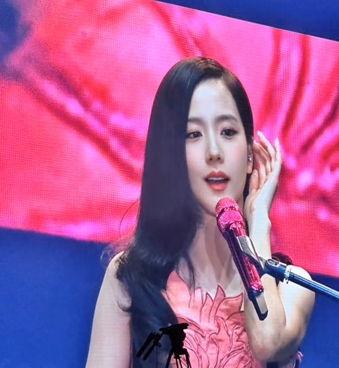 Nhan sắc chuẩn "Hoa hậu idol" của Jisoo trên màn hình LED.