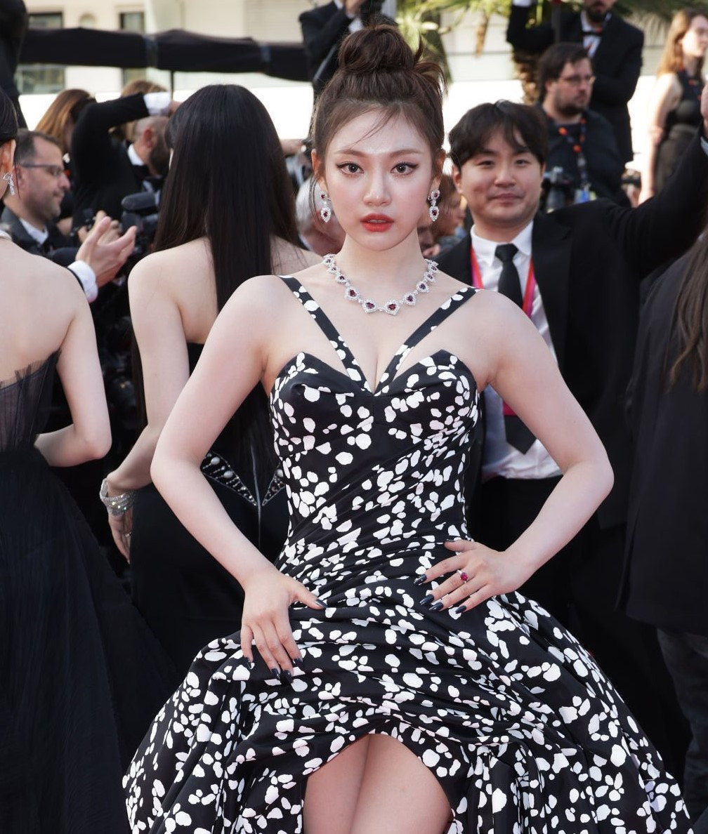 Ningning lựa chọn thiết kế từ nhà mốt Versace giúp tôn lên triệt để vóc dáng quyến rũ.