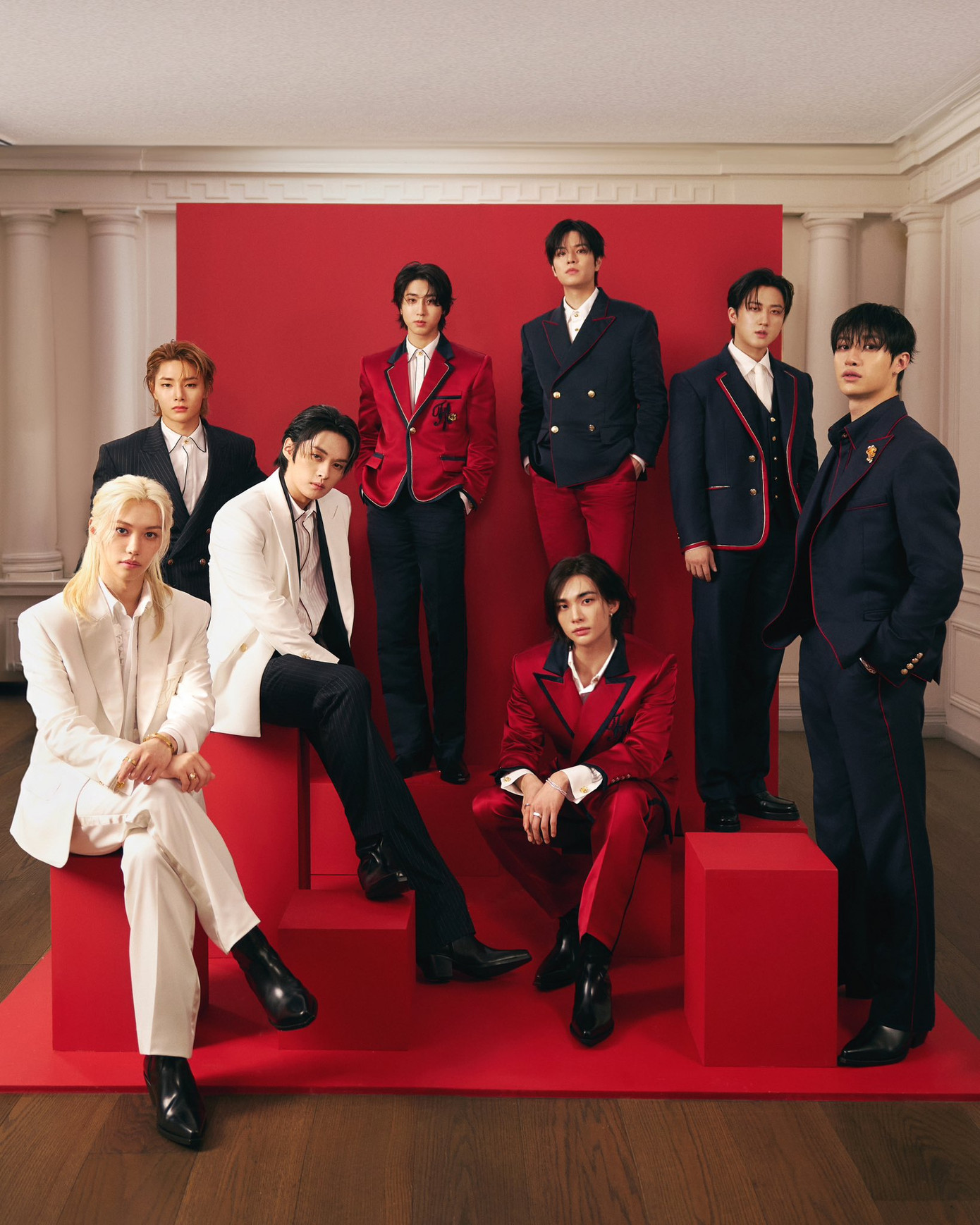 Stray Kids là nhóm nhạc K-Pop đầu tiên được mời tham dự Met Gala. Stray Kids là nhóm nhạc K-Pop đầu tiên được mời tham dự Met Gala.