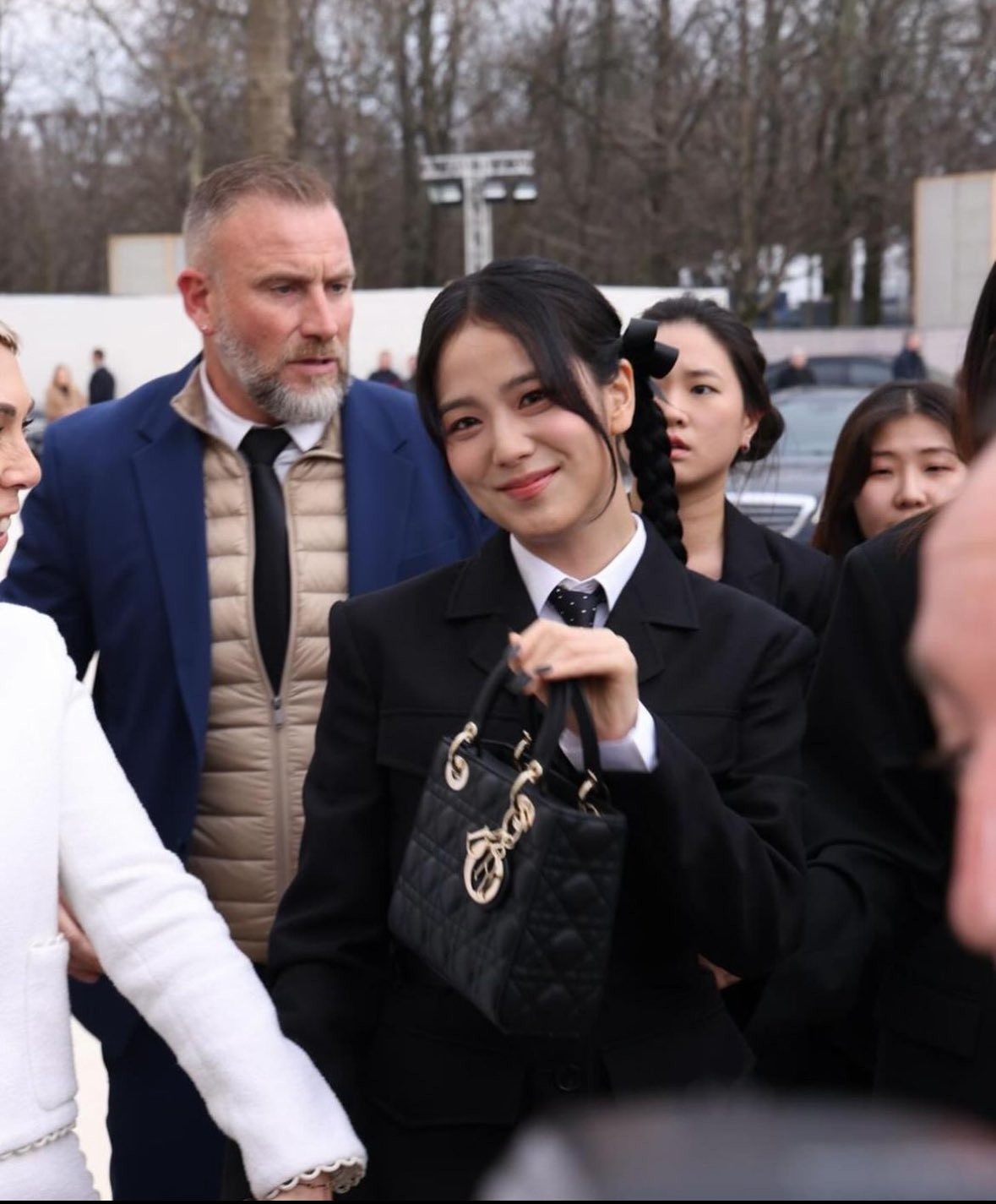 Tạo hình của Jisoo được hé lộ thông qua những bức ảnh đầu tiên trên đường tham dự Paris Fashion Week. Tạo hình của Jisoo được hé lộ thông qua những bức ảnh đầu tiên trên đường tham dự Paris Fashion Week.