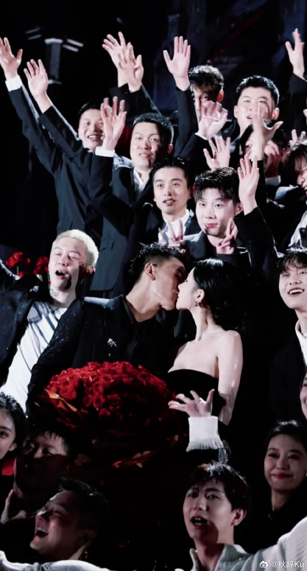 Nụ hôn ngọt ngào trong lễ cầu hôn của Nhiệm Quyền và Tiết Tiểu Uyển.