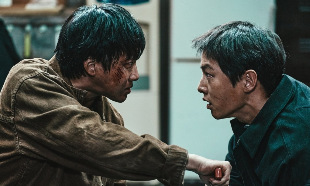 Song Joong Ki &quot;lột xác&quot; trong bộ phim mới với hình tượng khác biệt.