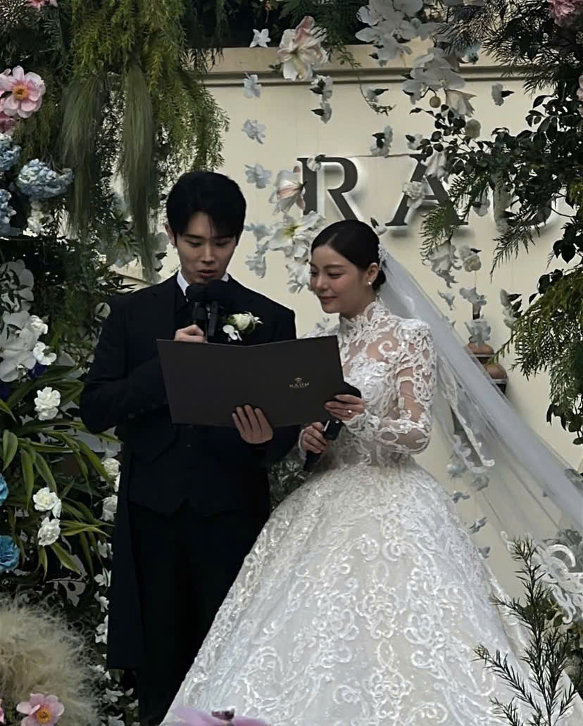 Cả hai cùng nhau nói lời thề nguyện trong đám cưới. Cả hai cùng nhau nói lời thề nguyện trong đám cưới.