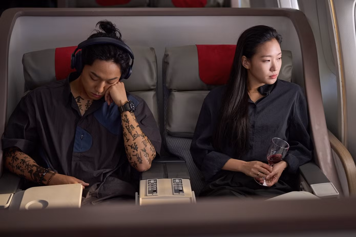 Cả anh và Kim Go Eun đều trở thành nhân tố "hút fan" cho Exhuma nhờ thiết lập nhân vật thú vị và tạo hình bí ẩn.