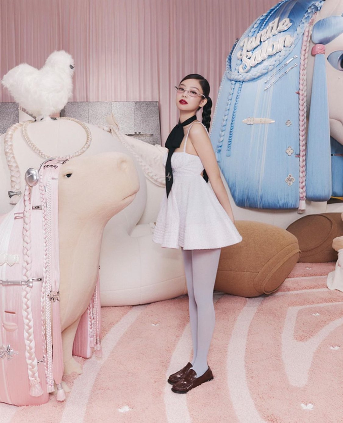 Tạo hình khác biệt của Jennie tại Pop-up của Gentle Monster ở Nhật Bản cách đây không lâu.