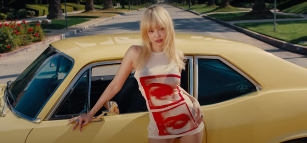 Loạt tạo hình mới đa dạng như “tắc kè hoa” của Jennie trong “Mantra”.