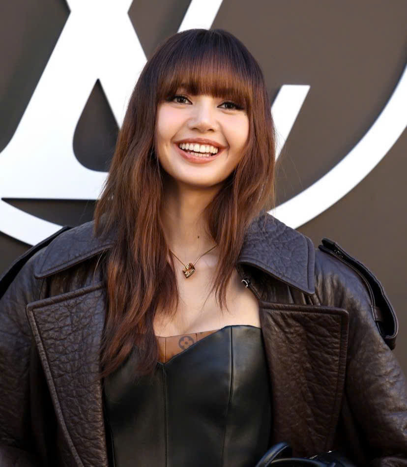 Lisa rạng rỡ tương tác với truyền thông.