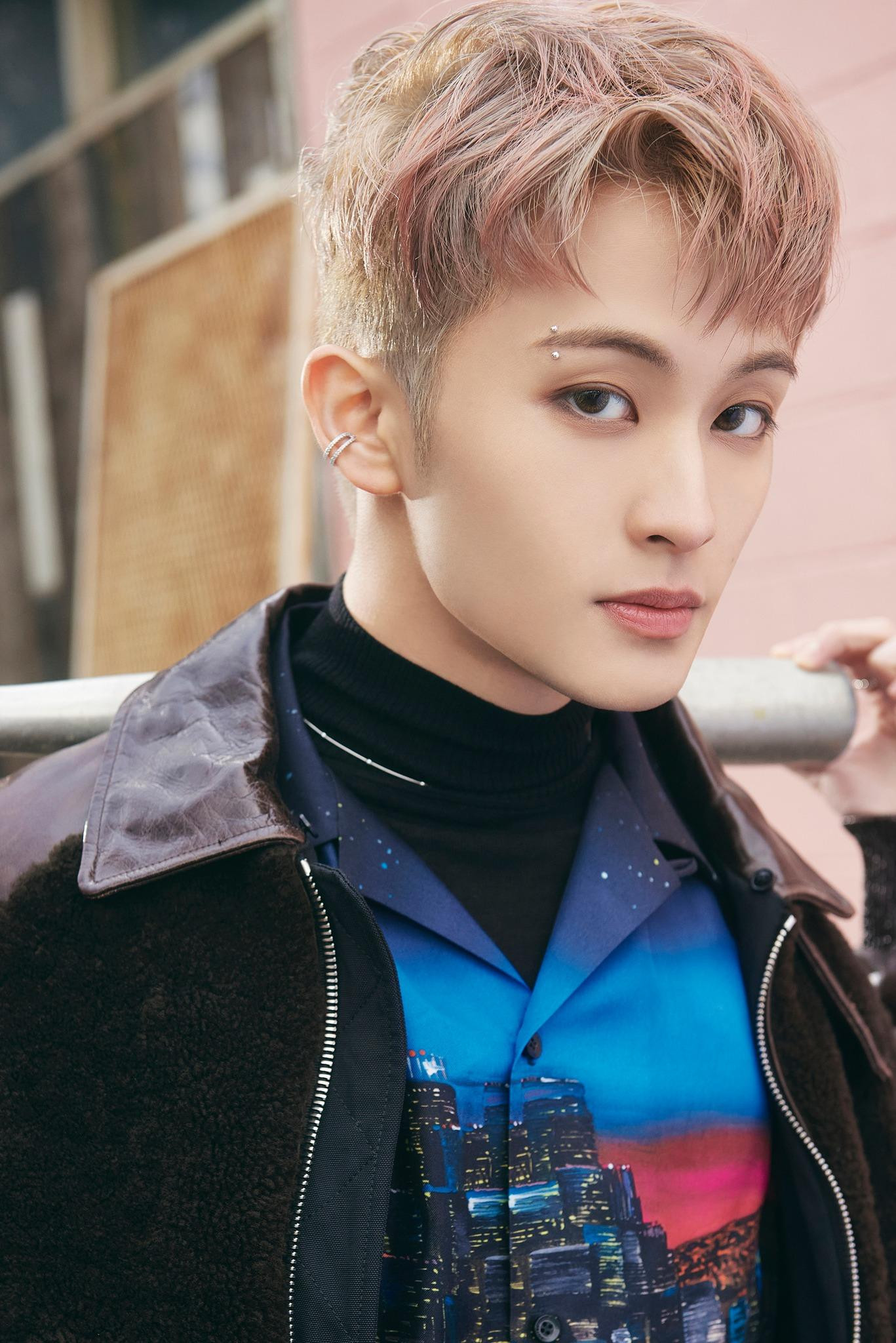 Khuyên chân mày của Mark chỉ là khuyên giả, dạng dán được lên chân mày. Khuyên chân mày của Mark chỉ là khuyên giả, dạng dán được lên chân mày.