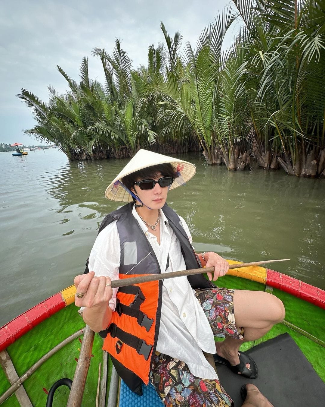 Jung Il Woo đội nón lá check in ngồi thuyền thúng. Jung Il Woo đội nón lá check in ngồi thuyền thúng.