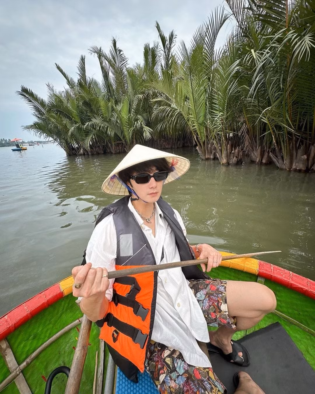 Jung Il Woo đội nón lá check in ngồi thuyền thúng.