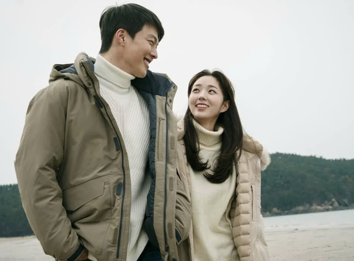 Jang Ki Yong và Chae Soo Bin hạnh phúc trong phân cảnh đi dạo bên bờ biển của Sweet and Sour. Jang Ki Yong và Chae Soo Bin hạnh phúc trong phân cảnh đi dạo bên bờ biển của Sweet and Sour.