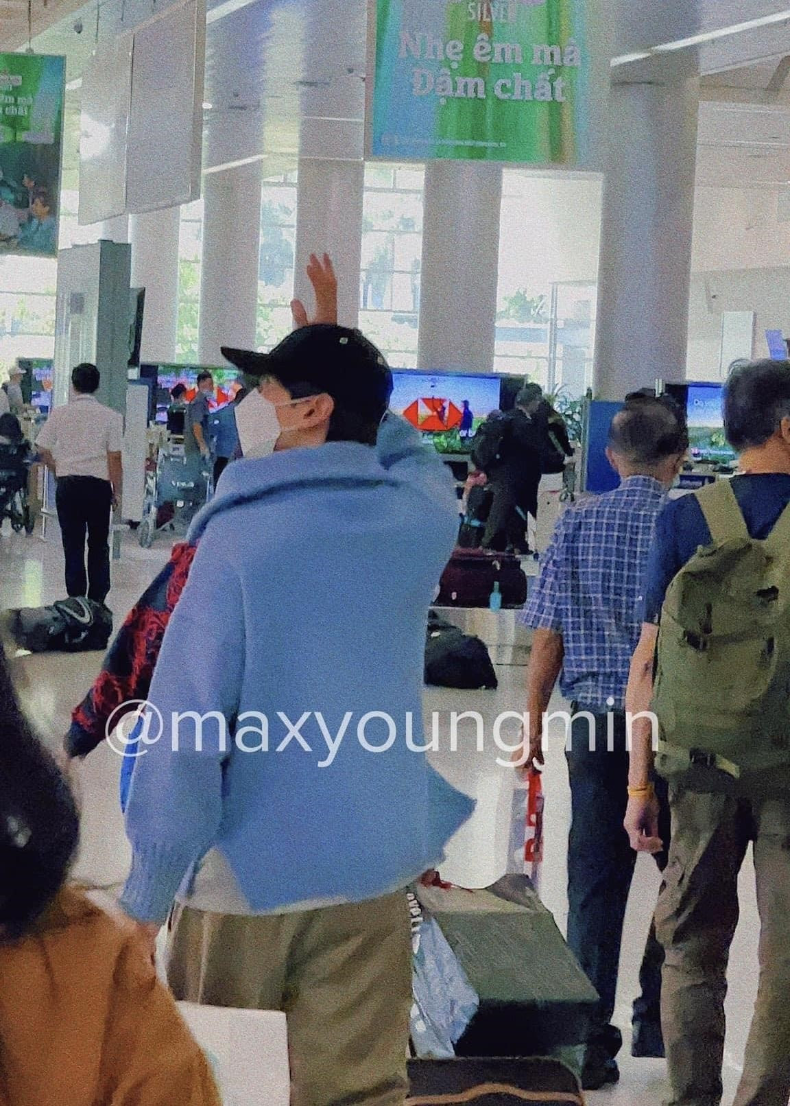 Eunhyuk và Shindong liên tục vẫy tay chào người hâm mộ. Eunhyuk và Shindong liên tục vẫy tay chào người hâm mộ.