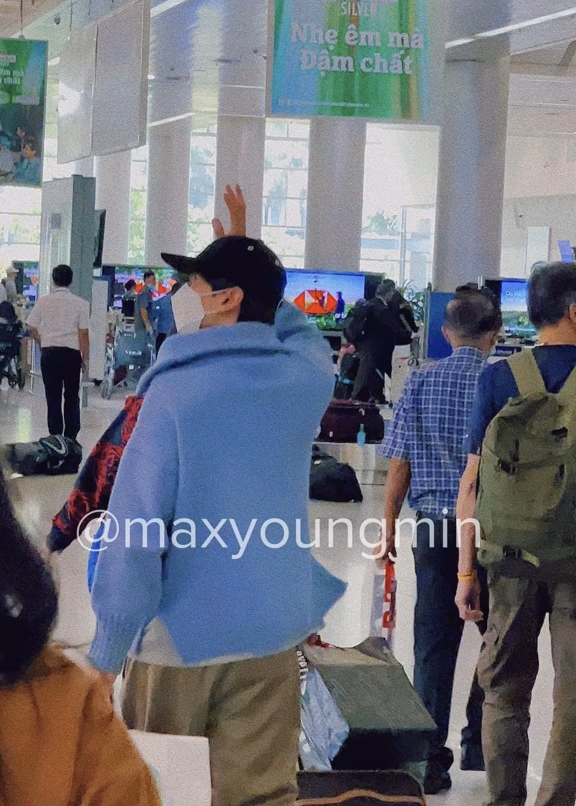 Eunhyuk và Shindong liên tục vẫy tay chào người hâm mộ.