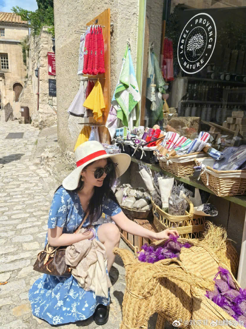 Những hình ảnh đời thường của ngôi sao sinh năm 1987 được cô đăng tải trên trang Weibo.