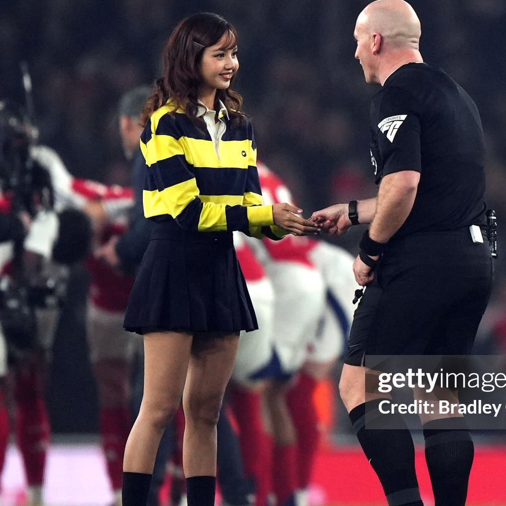 Cô là người đưa đồng xu cho trọng tài để làm nghi thức trước trận đấu.