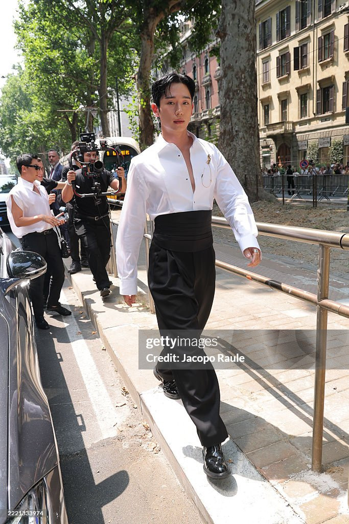 Hình ảnh gây tranh cãi của nam diễn viên trong trang phục Dolce & Gabbana. Hình ảnh gây tranh cãi của nam diễn viên trong trang phục Dolce & Gabbana.