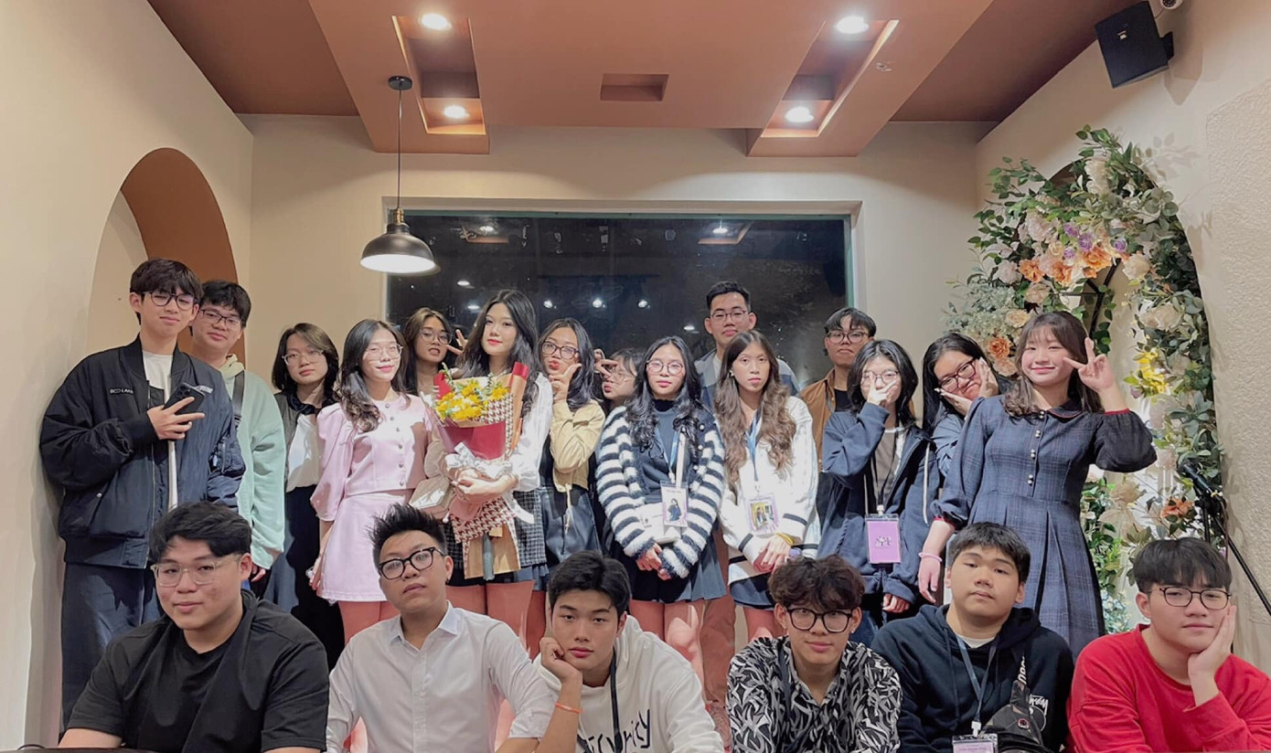 Teen xếp hàng check-in ngay khi hoàn thành đêm diễn tại CLB của mình. (Ảnh: Nguyen Trai Music Club)