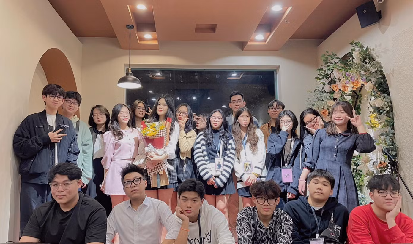 Teen xếp hàng check-in ngay khi hoàn thành đêm diễn tại CLB của mình. (Ảnh: Nguyen Trai Music Club)