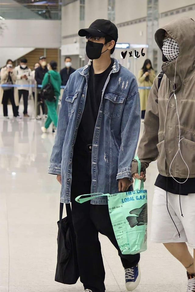 Chiếc túi "nổi bần bật" của Bobby (iKON) tại sân bay Hàn Quốc. Chiếc túi "nổi bần bật" của Bobby (iKON) tại sân bay Hàn Quốc.