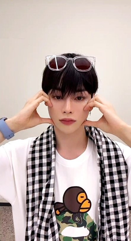 Trước đó, trong một buổi phát sóng trực tuyến giao lưu cùng người hâm mộ, nam thần tượng người Việt cũng cho thấy tinh thần yêu nước khi khoác khăn rằn. Trước đó, trong một buổi phát sóng trực tuyến giao lưu cùng người hâm mộ, nam thần tượng người Việt cũng cho thấy tinh thần yêu nước khi khoác khăn rằn.