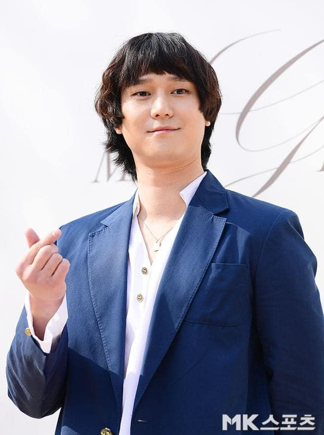 Nam diễn viên gây sốt với mái tóc độc lạ.