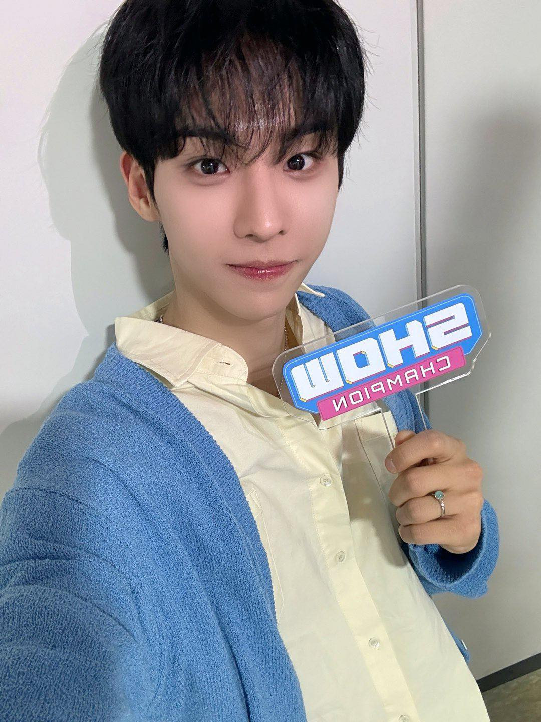 Nam thần tượng cũng sẽ rời khỏi vị trí MC chính của show âm nhạc MBC Show! Champion dù mới chỉ tham gia được vỏn vẹn 2 số từ cuối tháng 2. Nam thần tượng cũng sẽ rời khỏi vị trí MC chính của show âm nhạc MBC Show! Champion dù mới chỉ tham gia được vỏn vẹn 2 số từ cuối tháng 2.