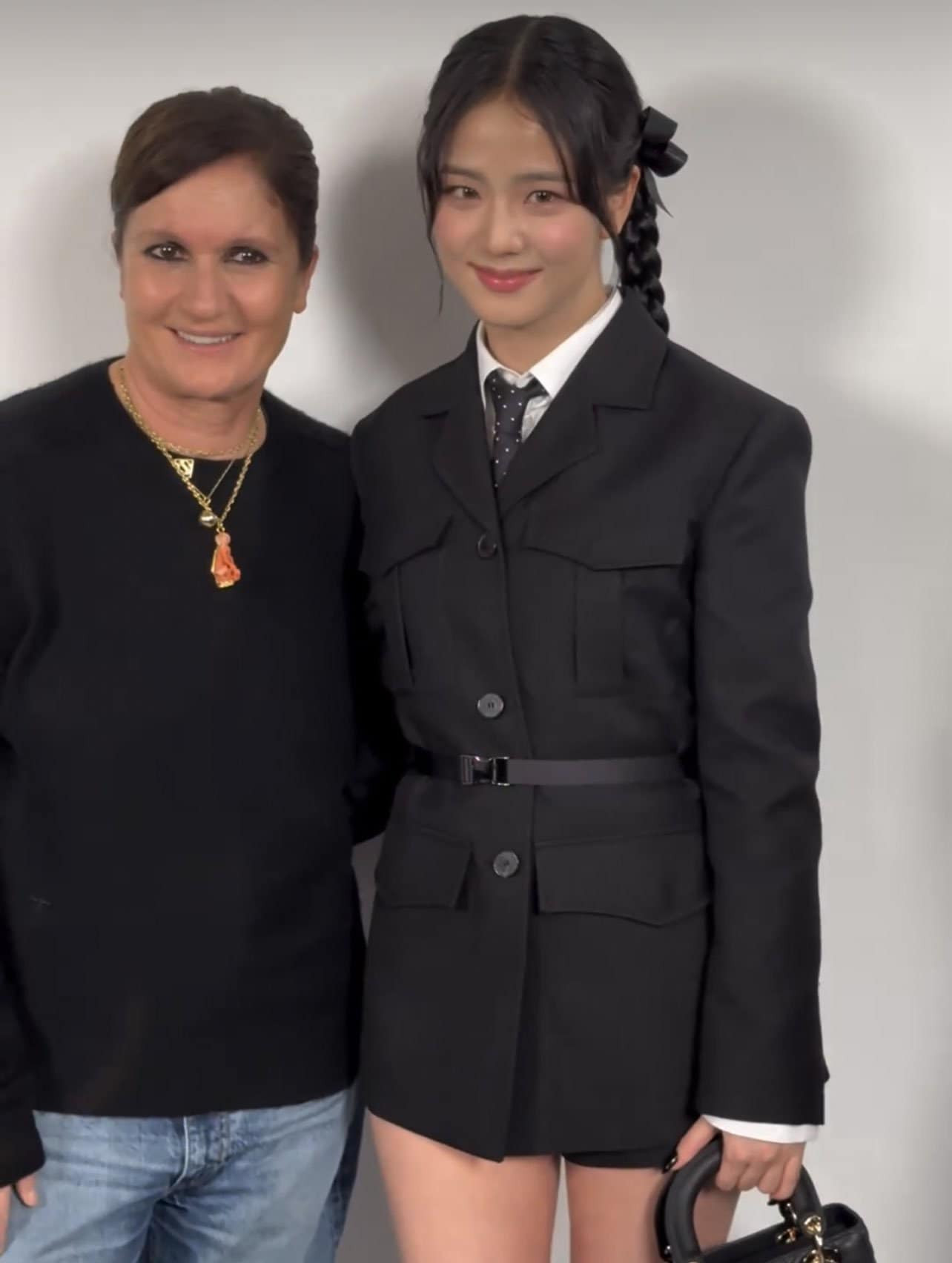 Jisoo chung khung hình với Giám đốc sáng tạo Maria Grazia. Jisoo chung khung hình với Giám đốc sáng tạo Maria Grazia.